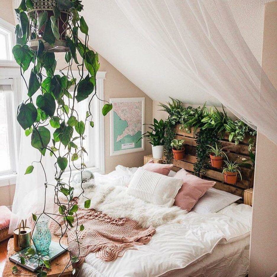 Девушка с цветами на кровати