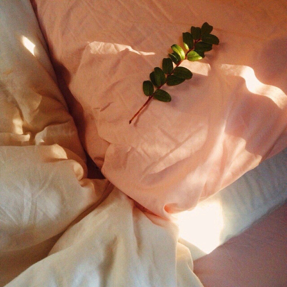 Девушка с цветами без лица