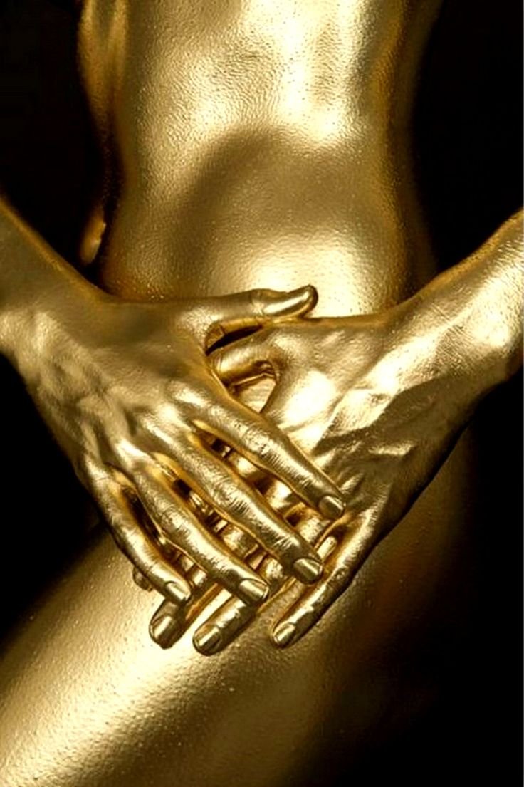 Девушка в золоте