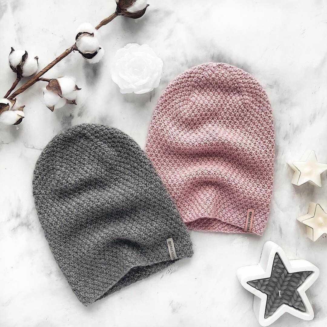 Вязаные шапки жемчужным узором