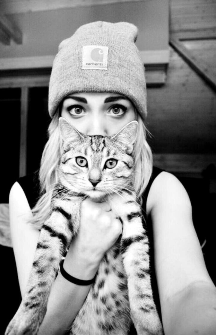 Девушка с котом селфи