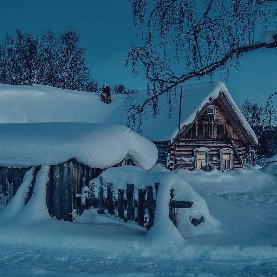 Сказочный домик в зимнем лесу