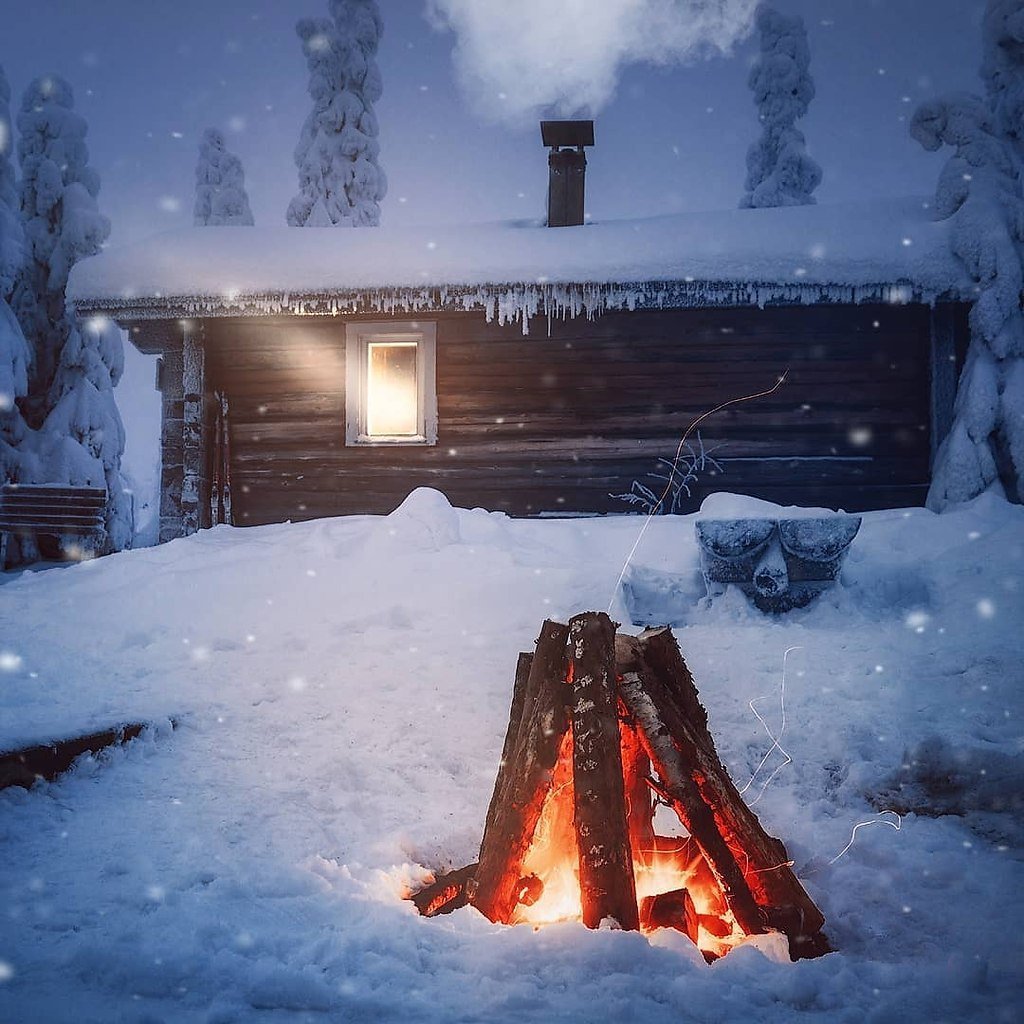 Русская изба зимой