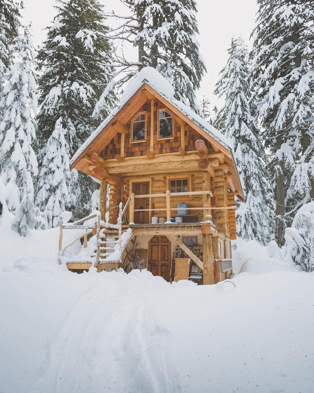 Зимний деревянный дом