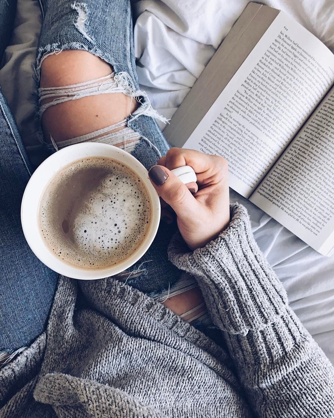 Чашка кофе в руках