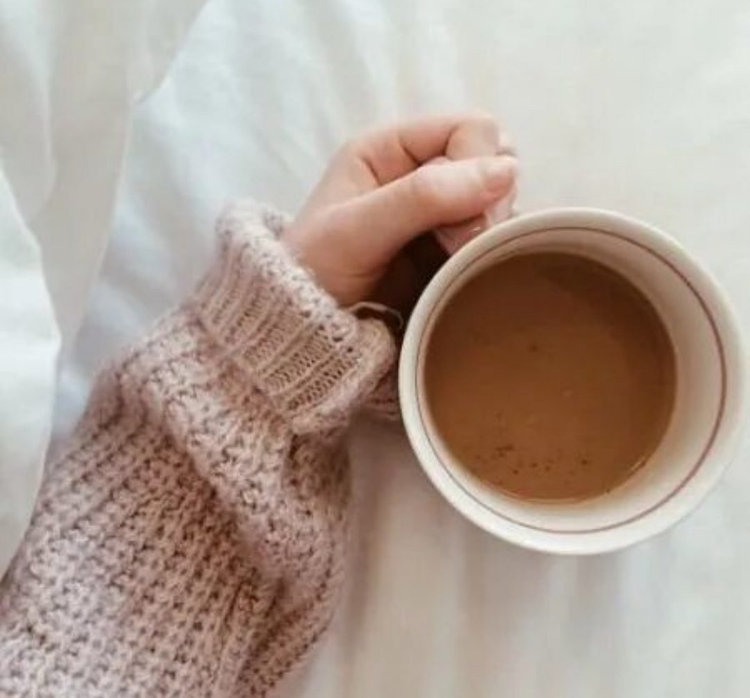 Девушка с кофе без лица