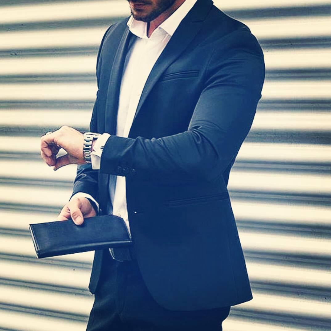 Успешный человек в костюме