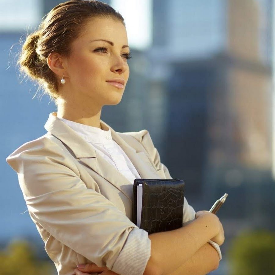 Успешная девушка за бумагами