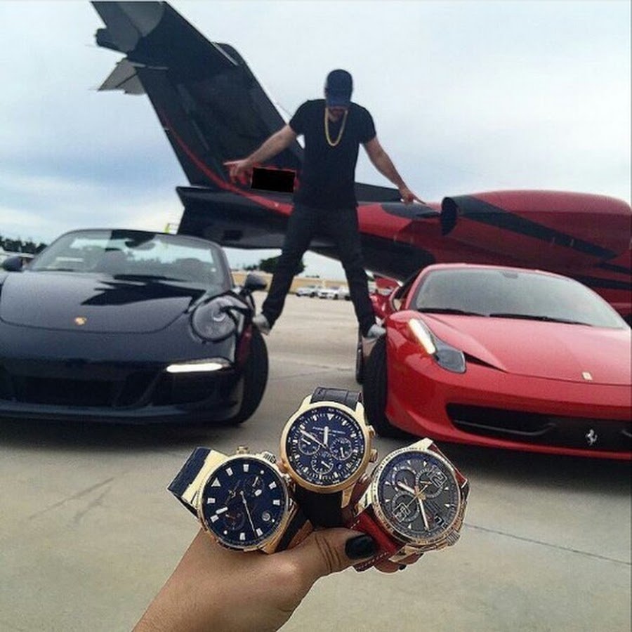 Дорогая машина с парнем с деньгами