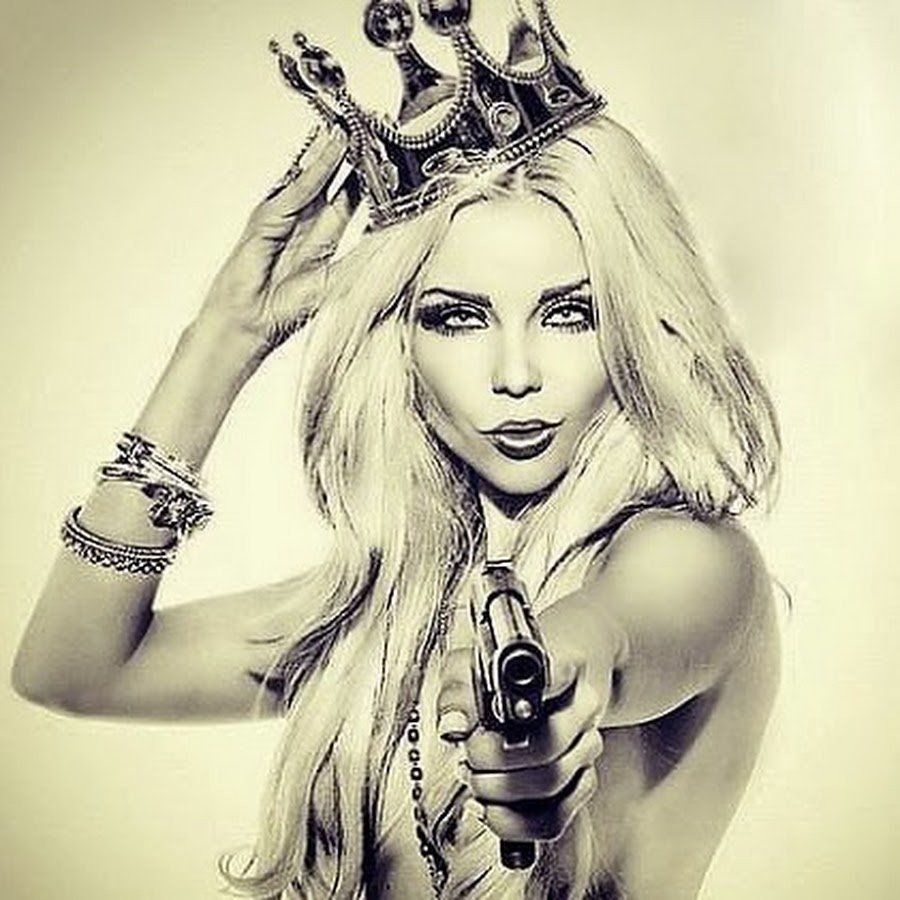 Девушка с короной и пистолетом