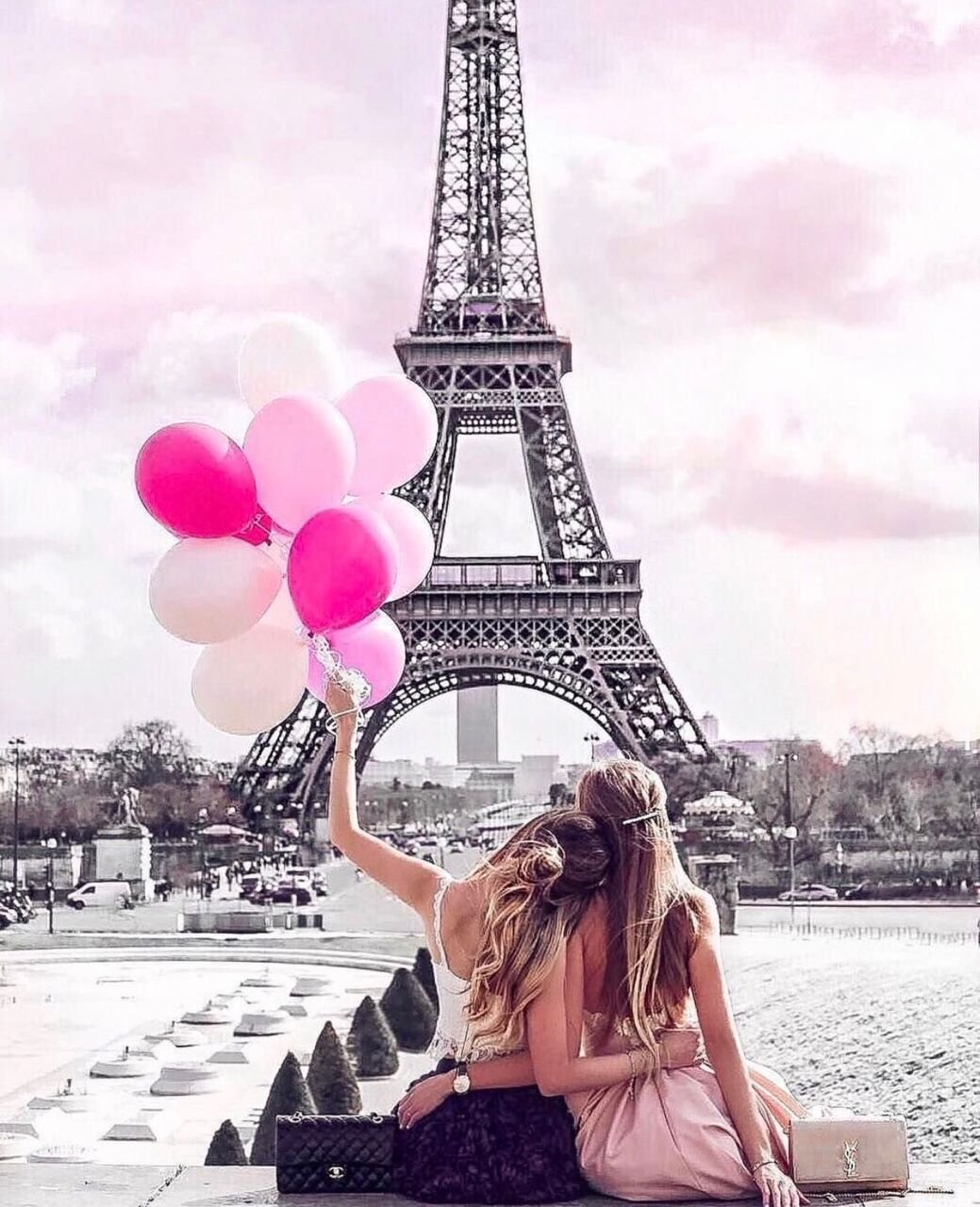 Девушка на фоне Парижа