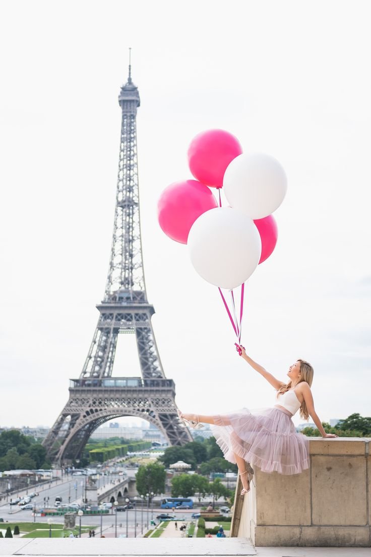 Девушка с шариками в Париже