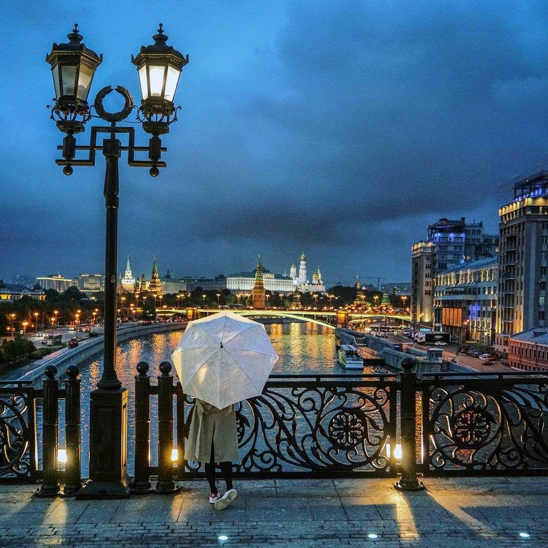 Патриарший мост ночью