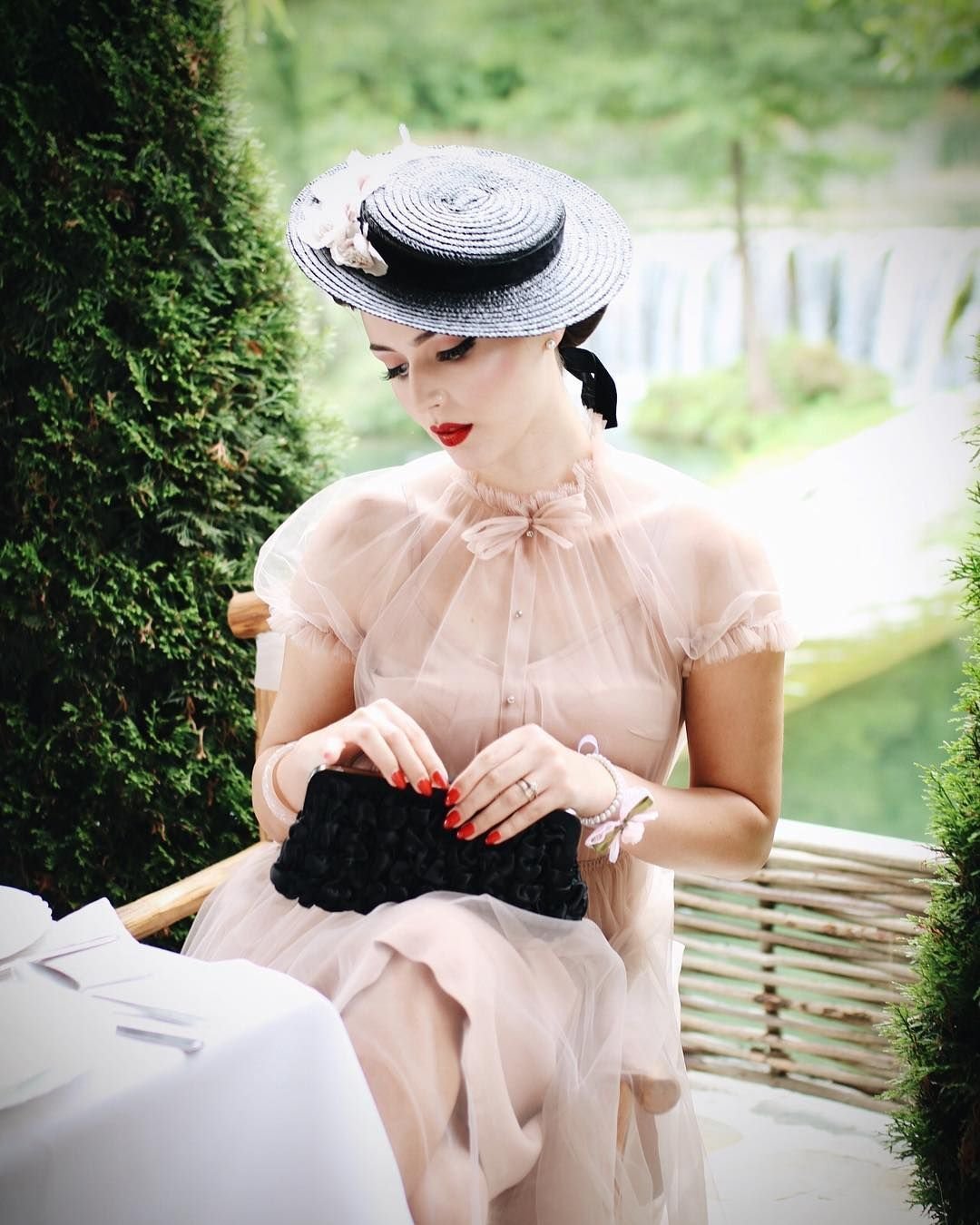 Красивые дамы в шляпках