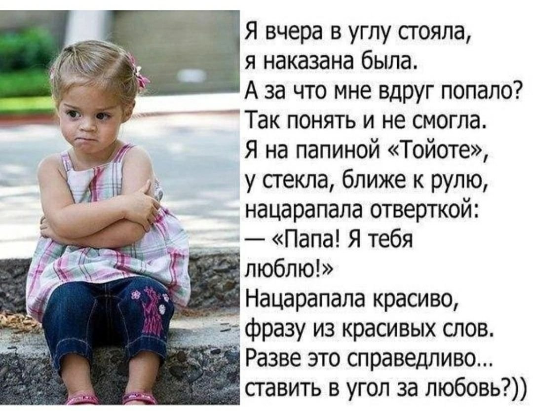 Мама наряжает дочку