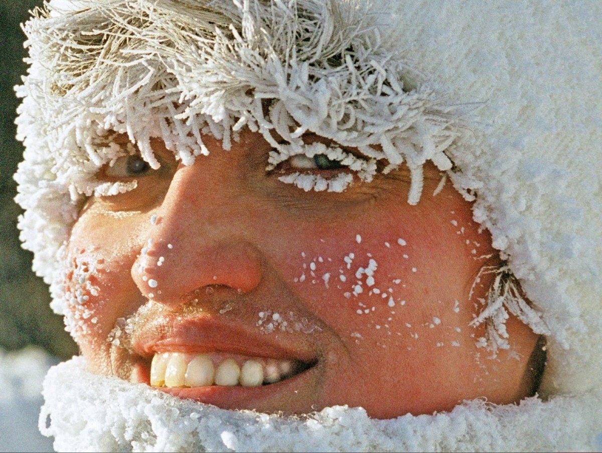 Смешная нарисованная женщина зима