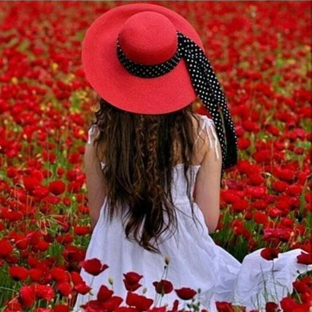 Девушка с цветочной шляпой