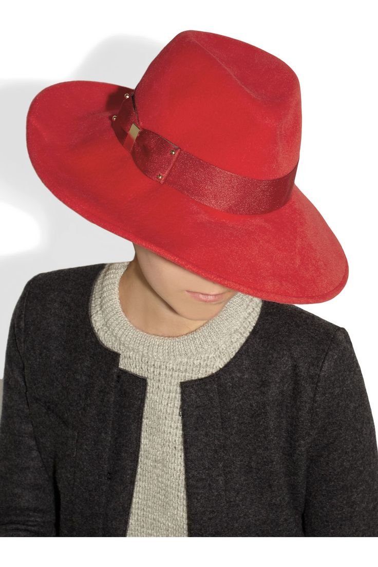 Огромная красная шляпа