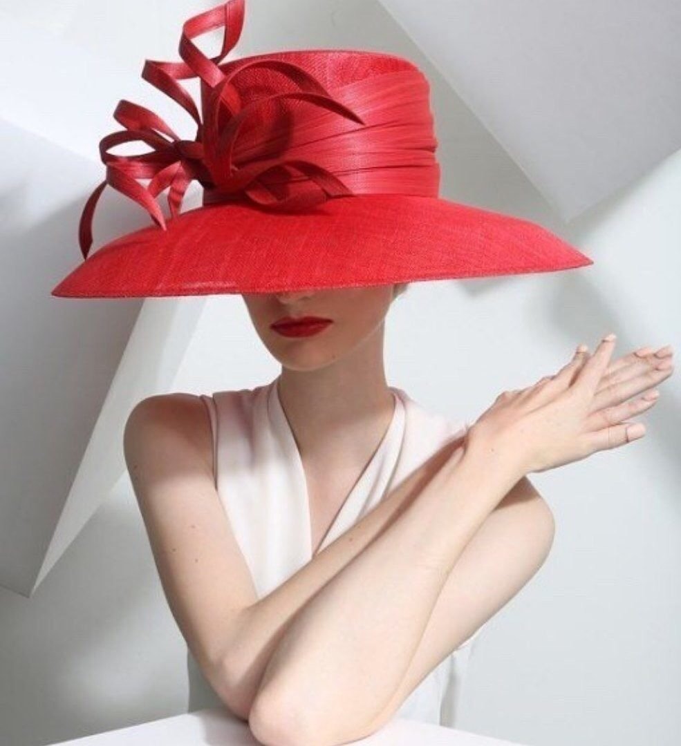 Красная шляпка женская