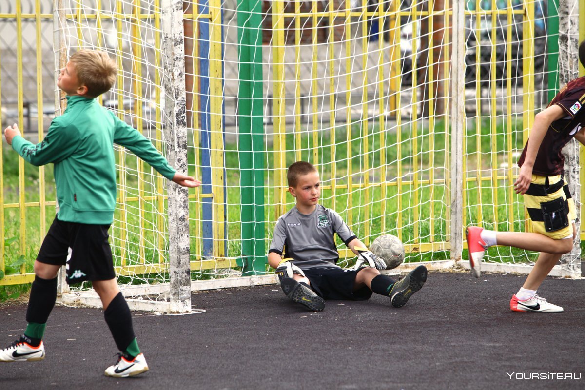 Футбол во дворе