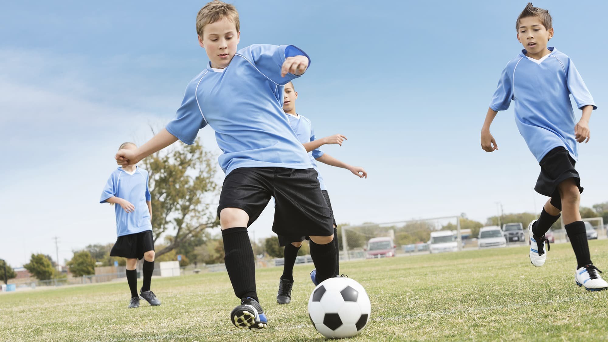 How to play sports. Футбол дети. Дети играющие в футбол. Мальчик футболист. Мальчик с футбольным мячом.