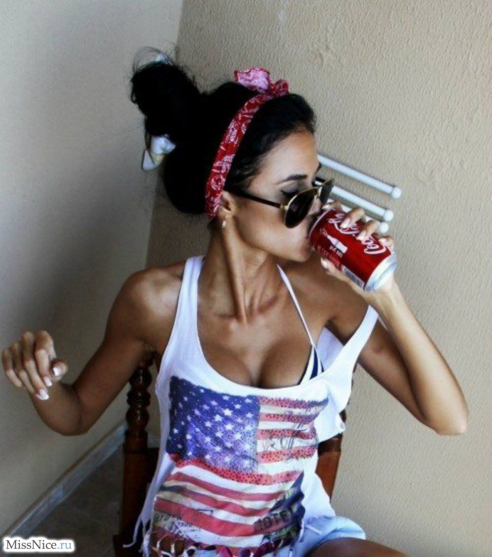 Смешная девушка брюнетка