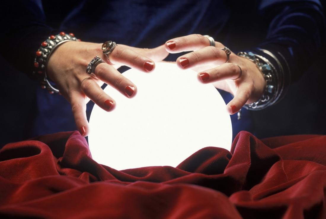 Гадалка с хрустальным шаром