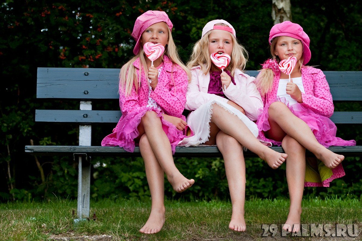 Три девочки на скамейке