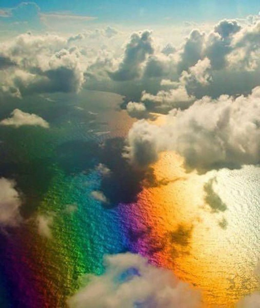 Нежное небо с радугой