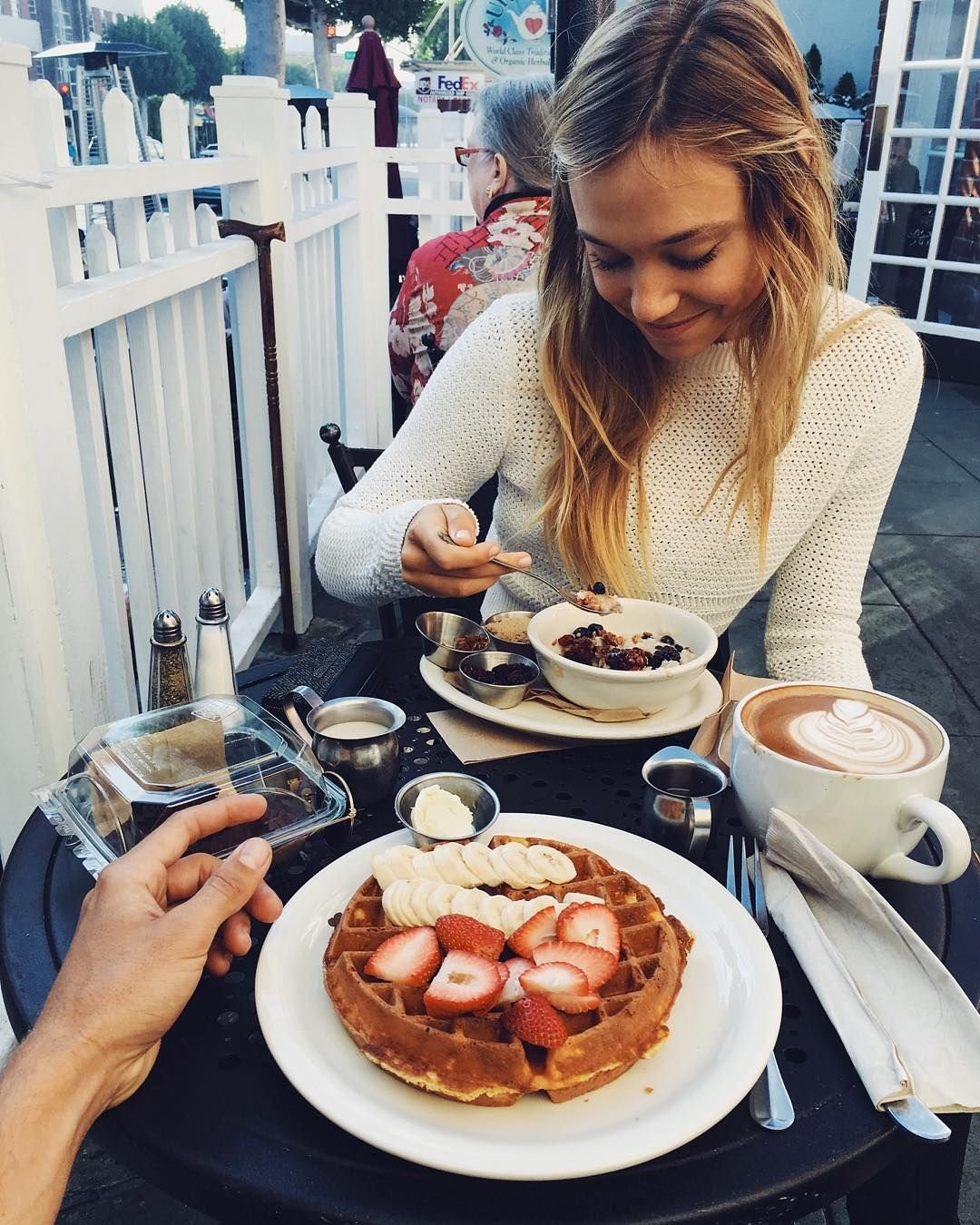 Селфи девушки с едой в кафе