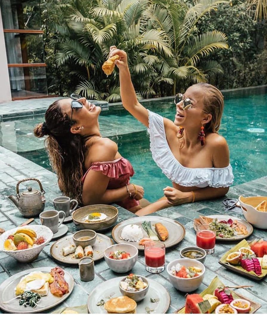 Подруги отдыхают