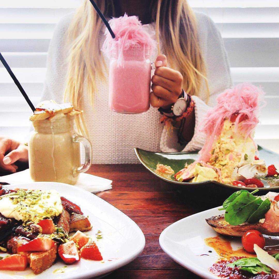 Красивая девушка завтракает