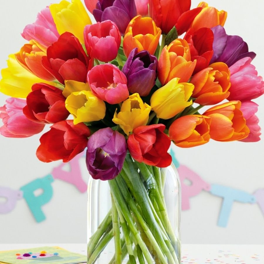 Яркий букет тюльпанов