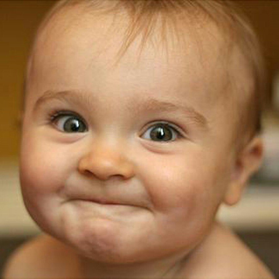 Прикольный ребенок улыбается