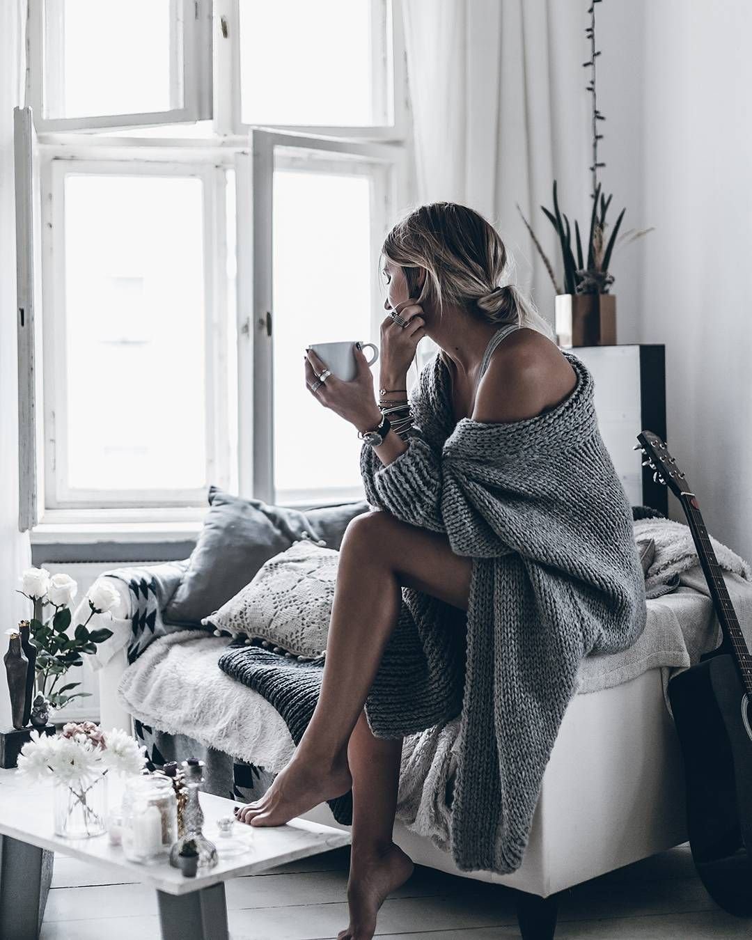 Уставшая женщина у окна