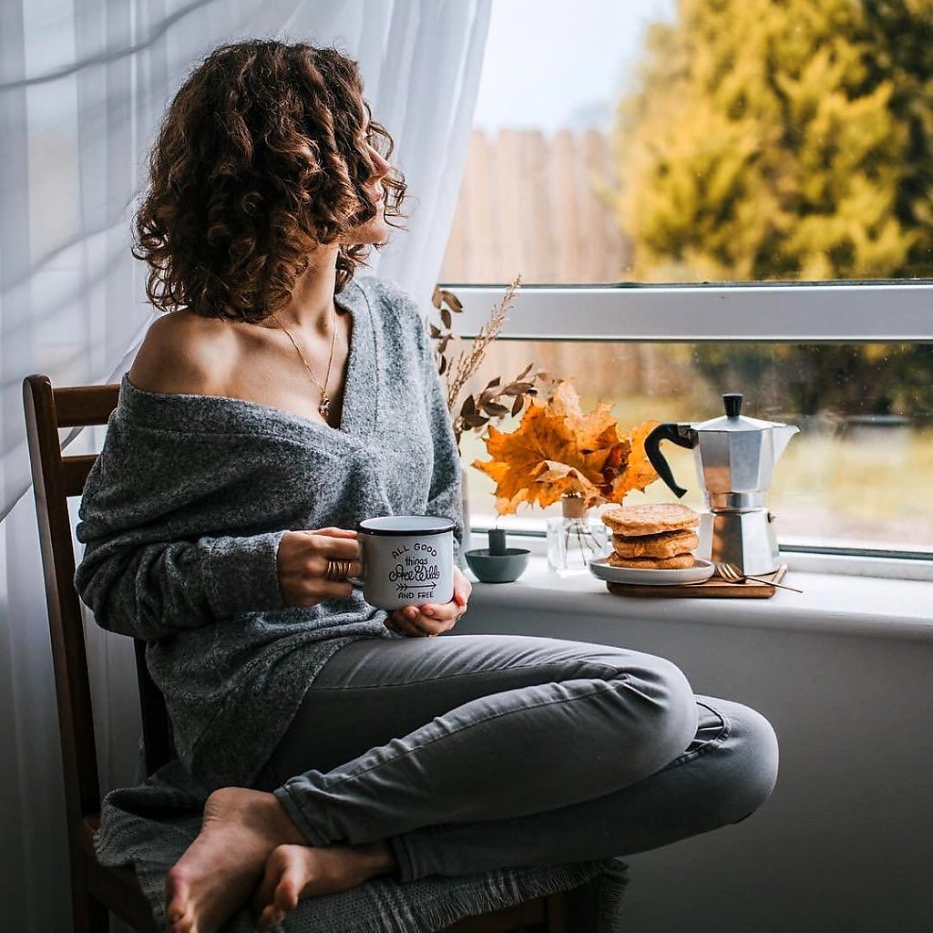 Девушка с чашкой у окна