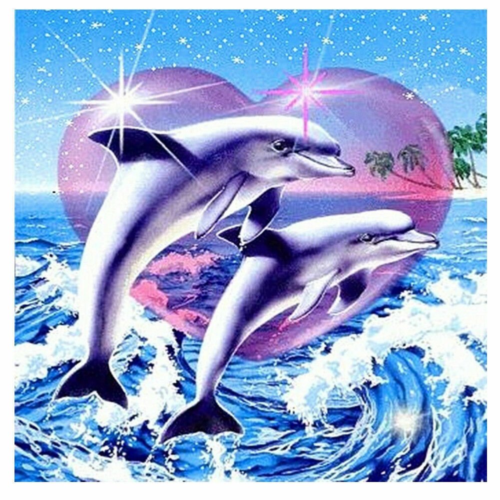 Дельфин в море