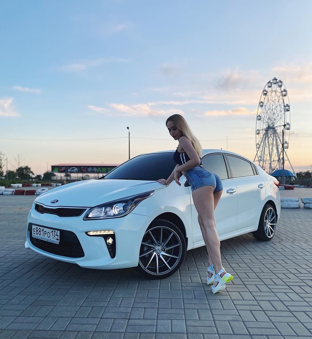 Девушка на Киа Рио