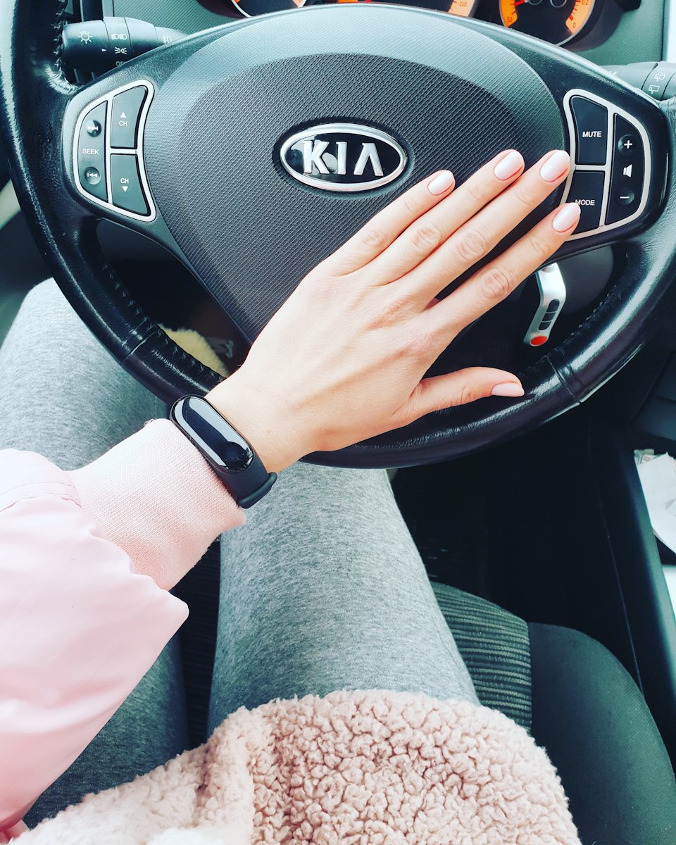 Женские руки на руле автомобиля