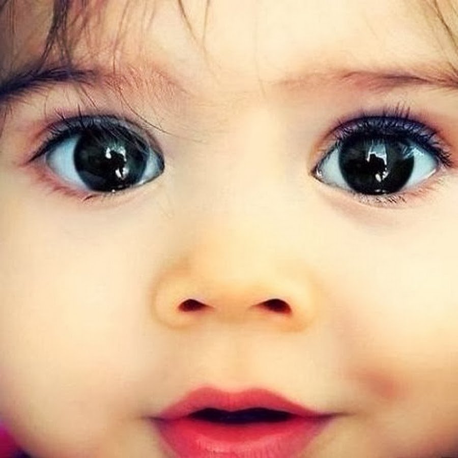 Малыш с голубыми глазами