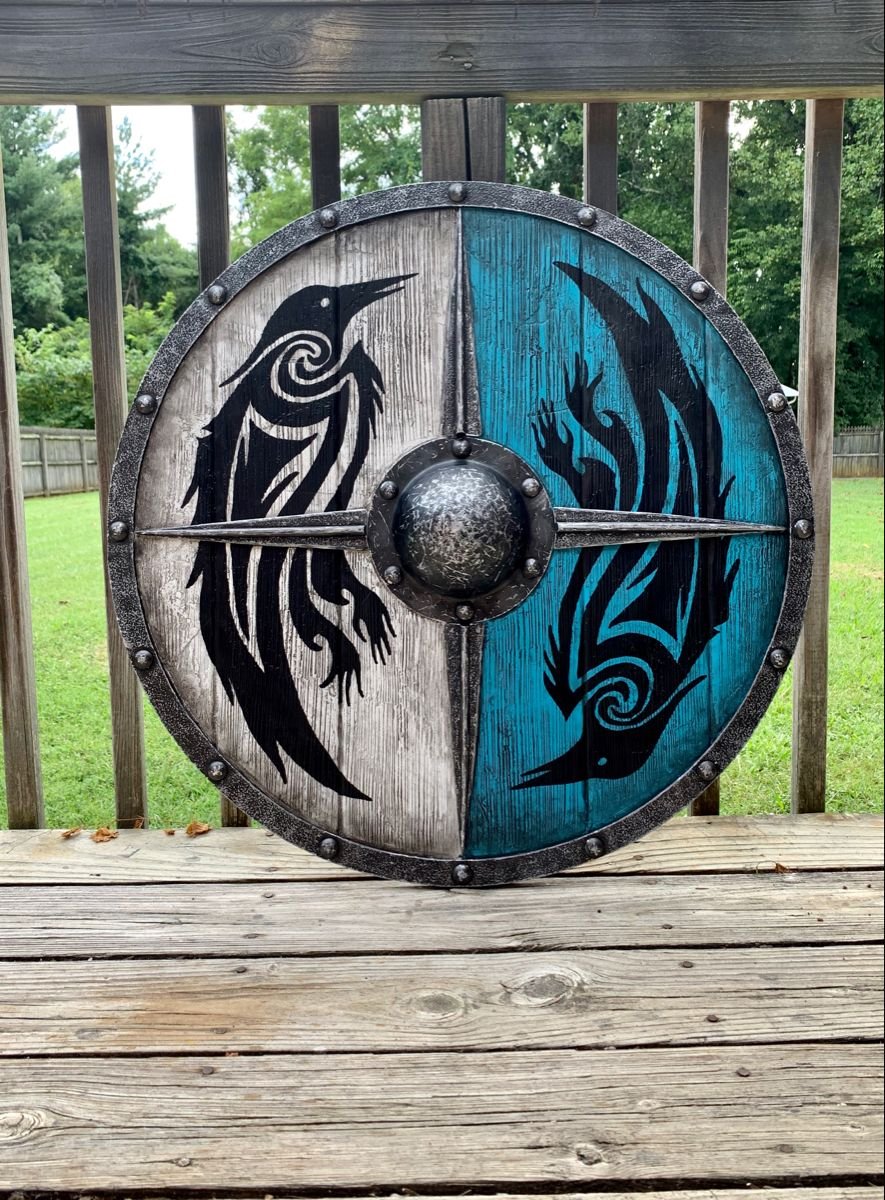 Круглый щит с топорами