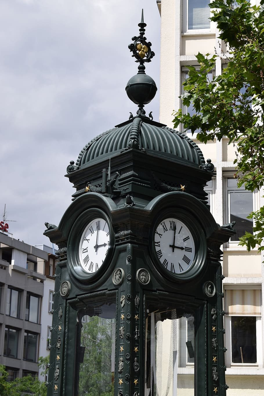 Старинные башенные часы