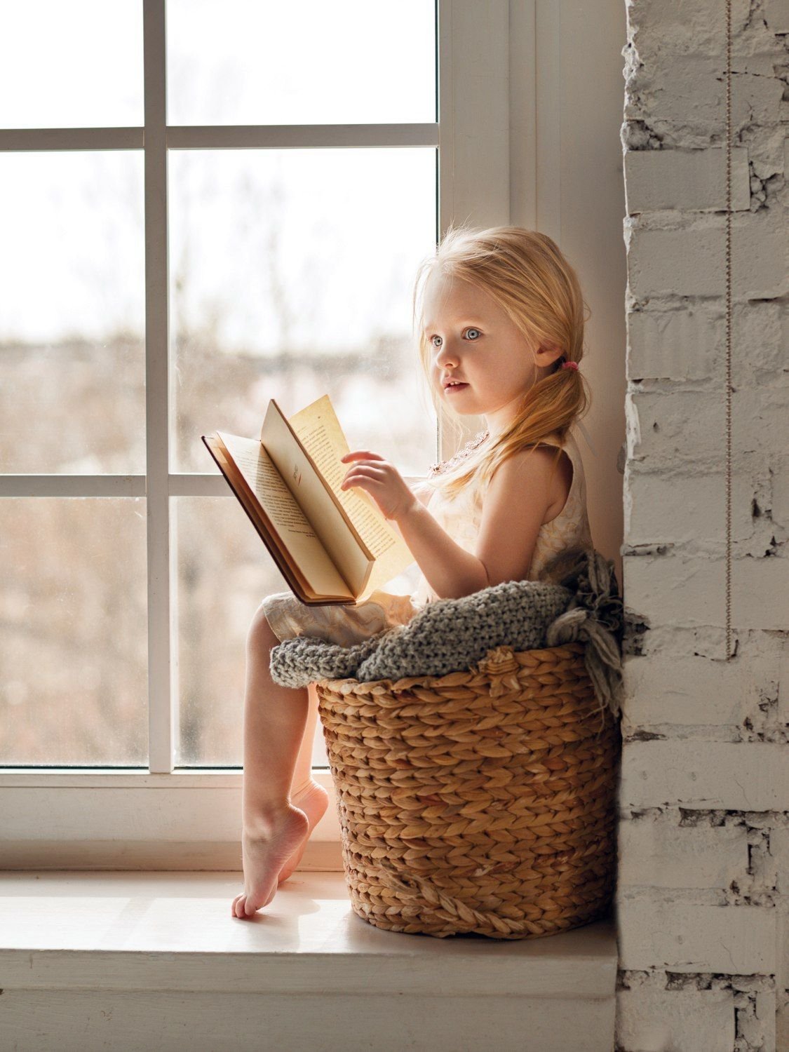 Фотосессия малыша с книгами