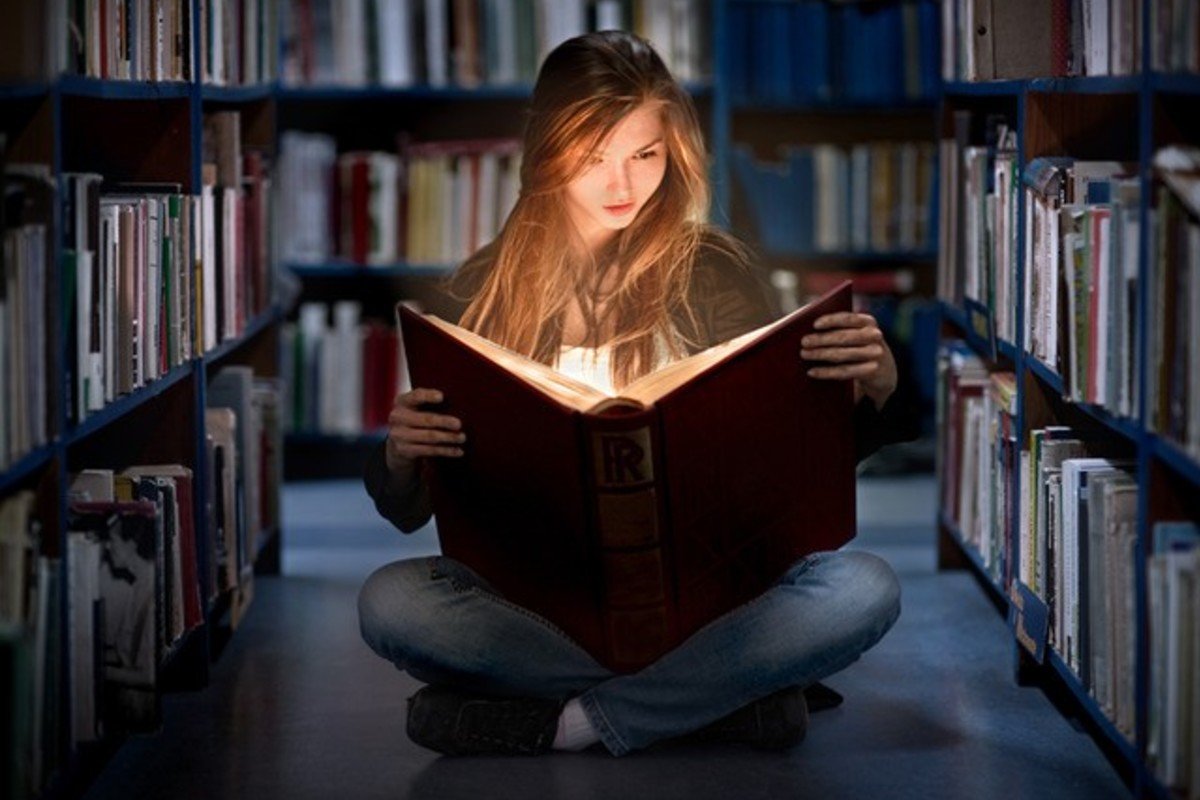 Читает книгу