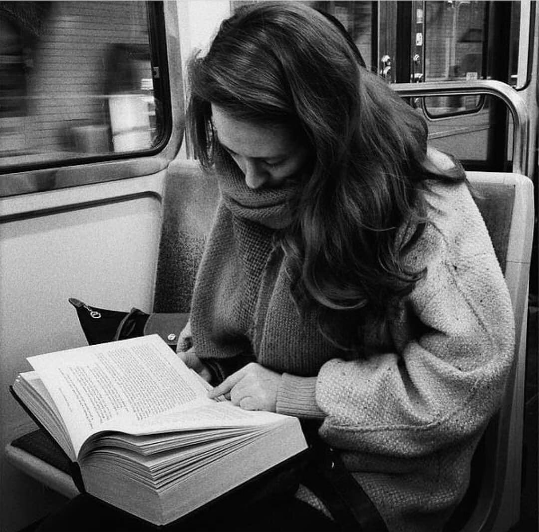 Девушка с книгой