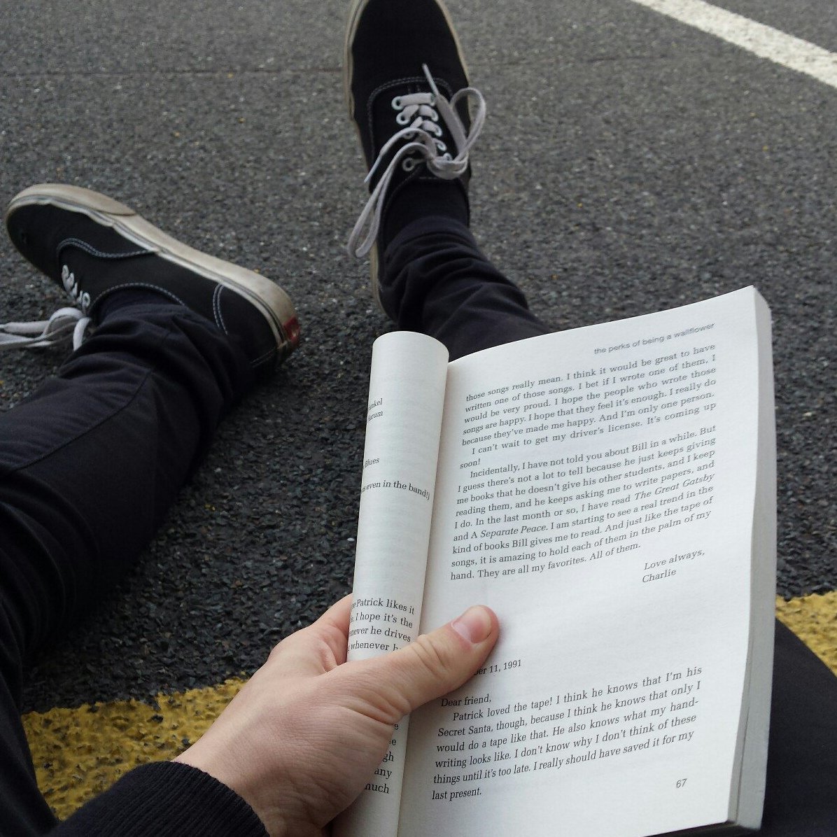 Человек читает Библию