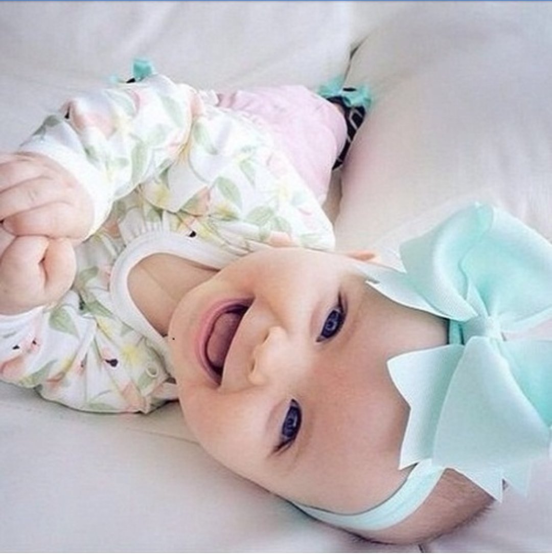 Девушка с маленьким ребенком без лица