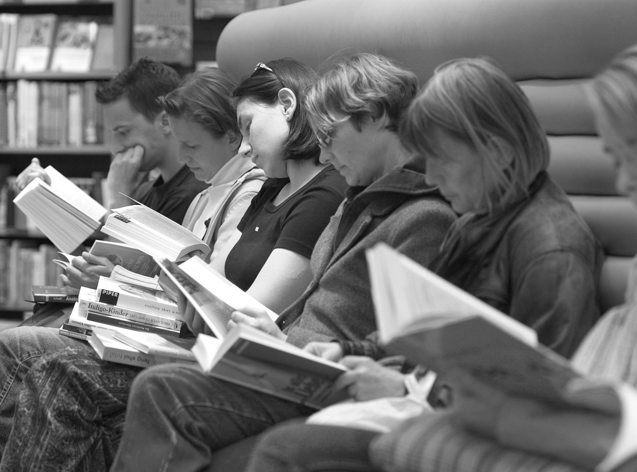 Где читают отзывы. Чтение книг. Читатели в библиотеке. Человек в библиотеке чб. Писатель и читатель.