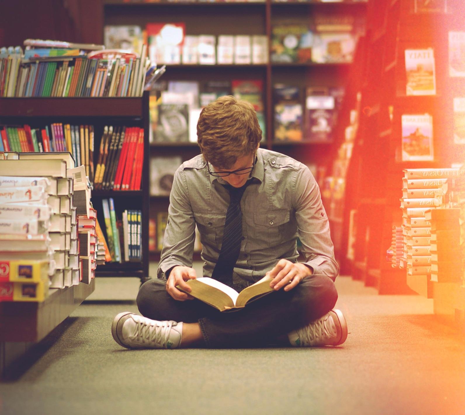 Она сидит в библиотеке. Парень с книгой. Чтение книг. Мужчина в библиотеке. Книга человек.