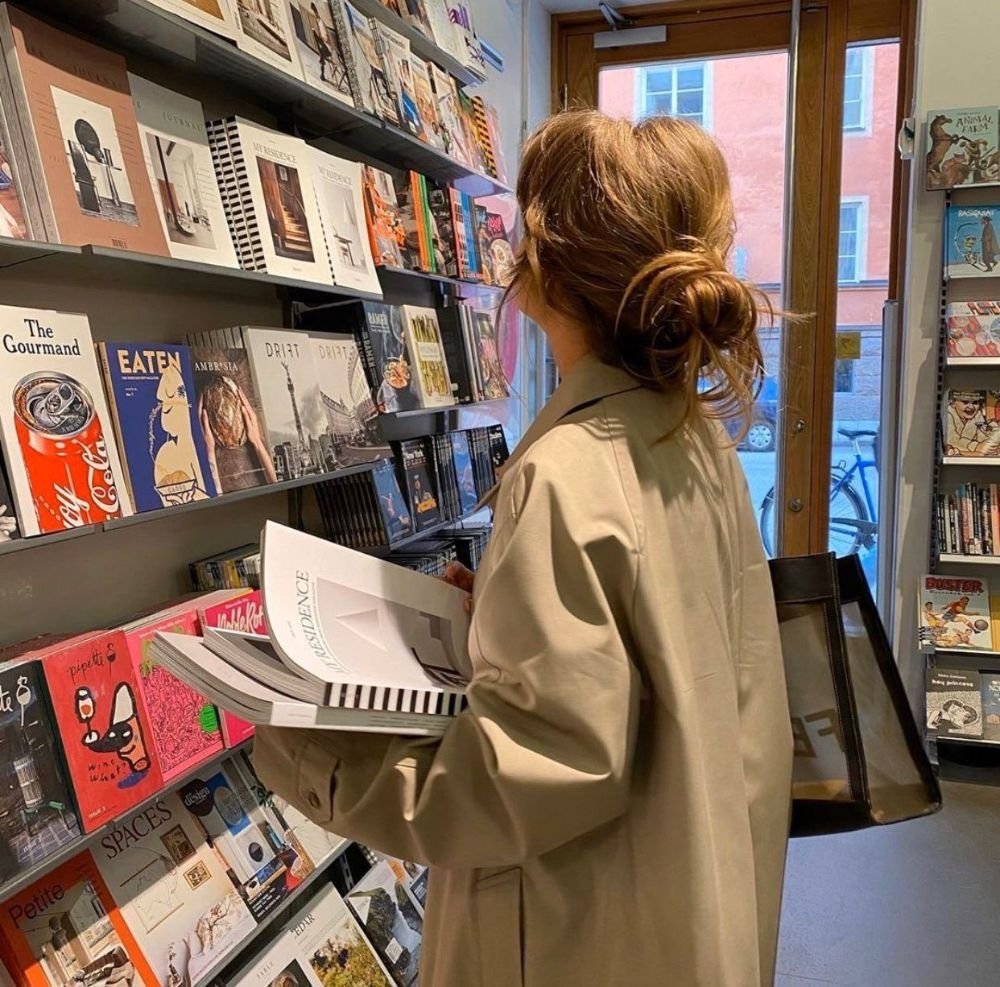 Позы с книгой